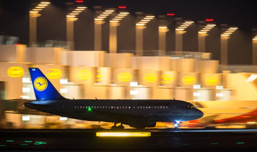 ARCHIV - Ein Flugzeug der Airline Lufthansa rollt am 11.11.2015 nach der Landung über das Rollfeld vom Flughafen in München (Bayern). Foto: Matthias Balk/dpa zu dpa "Bayerische Wirtschaft dringt auf raschen Baubeginn am Flughafen" vom 29.09.2016) +++(c) dpa - Bildfunk+++