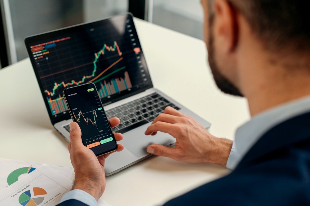 Inwestor inwestuje w waluty na rynku forex